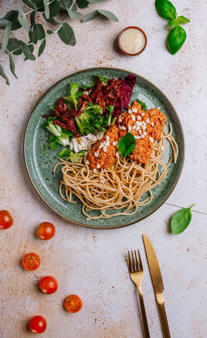 Pełnoziarniste spaghetti tofunese, sałatka z winegretem