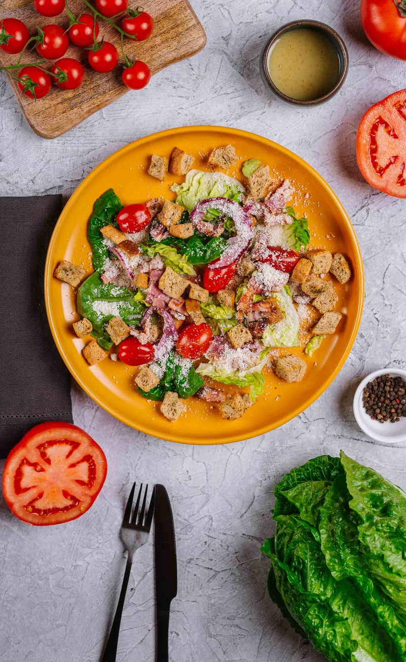 Sałatka BLT z bekonem, parmezanem, sałatą rzymską i pomidorkami, sos winegret, grzanki z chleba proteinowego