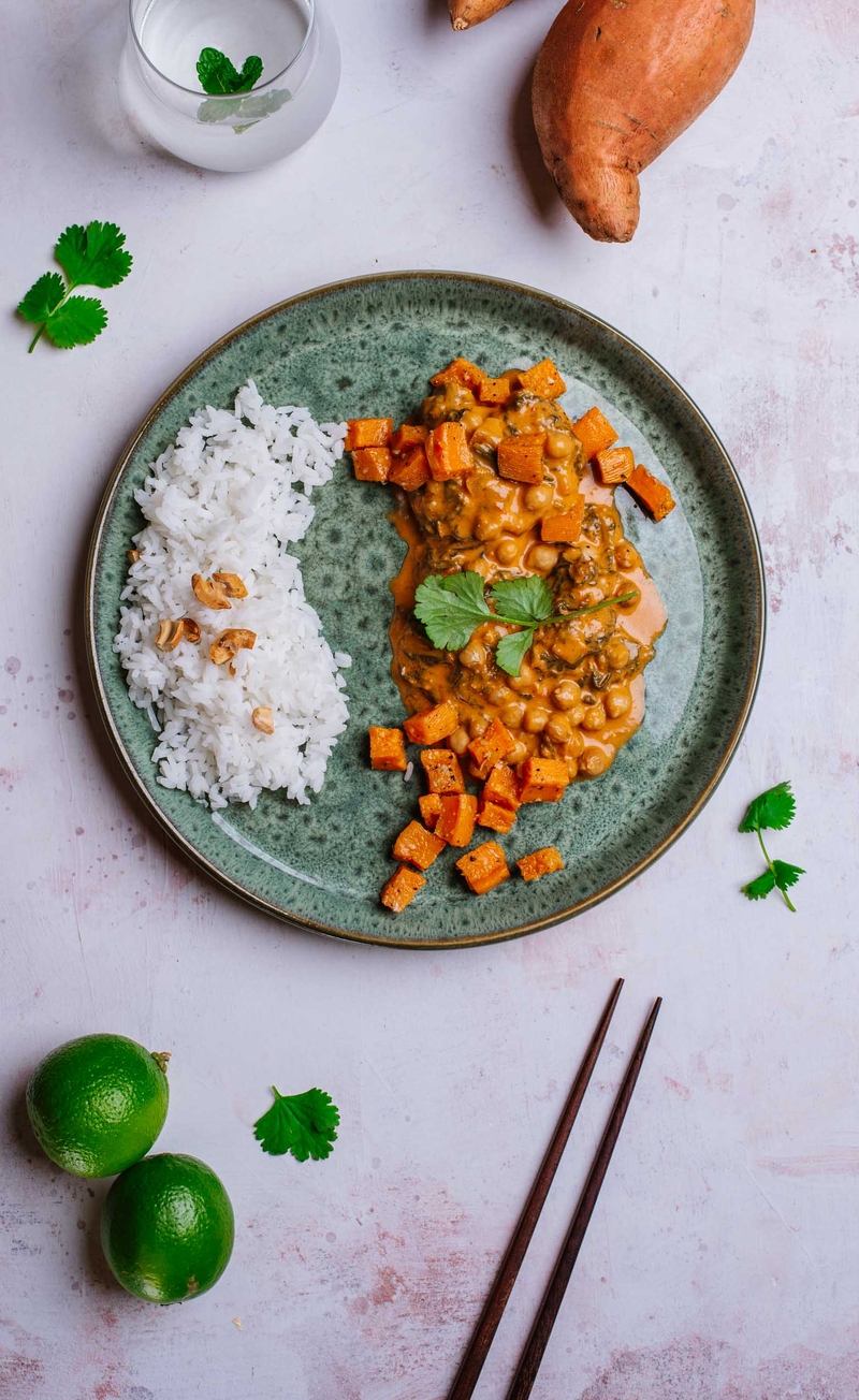 Tajskie curry z ciecierzycą, ryż jaśminowy z pieczonymi nerkowcami