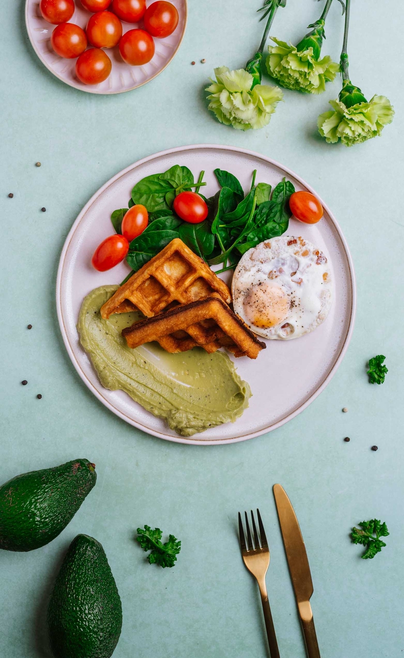 Keto gofry z jajkiem sadzonym na bekonie, mus z awokado, świeże warzywa