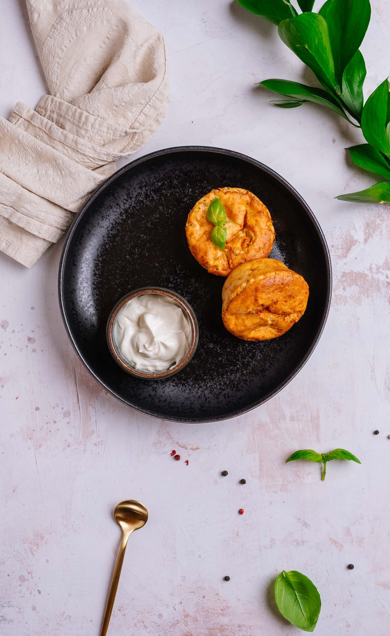 Pieczone muffinki z cebulką, kwaśna śmietana