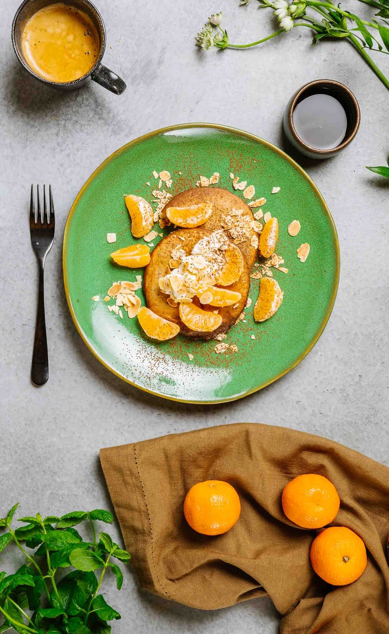 Śmietankowe keto pancakes tiramisu z kawą i mascarpone, mandarynki