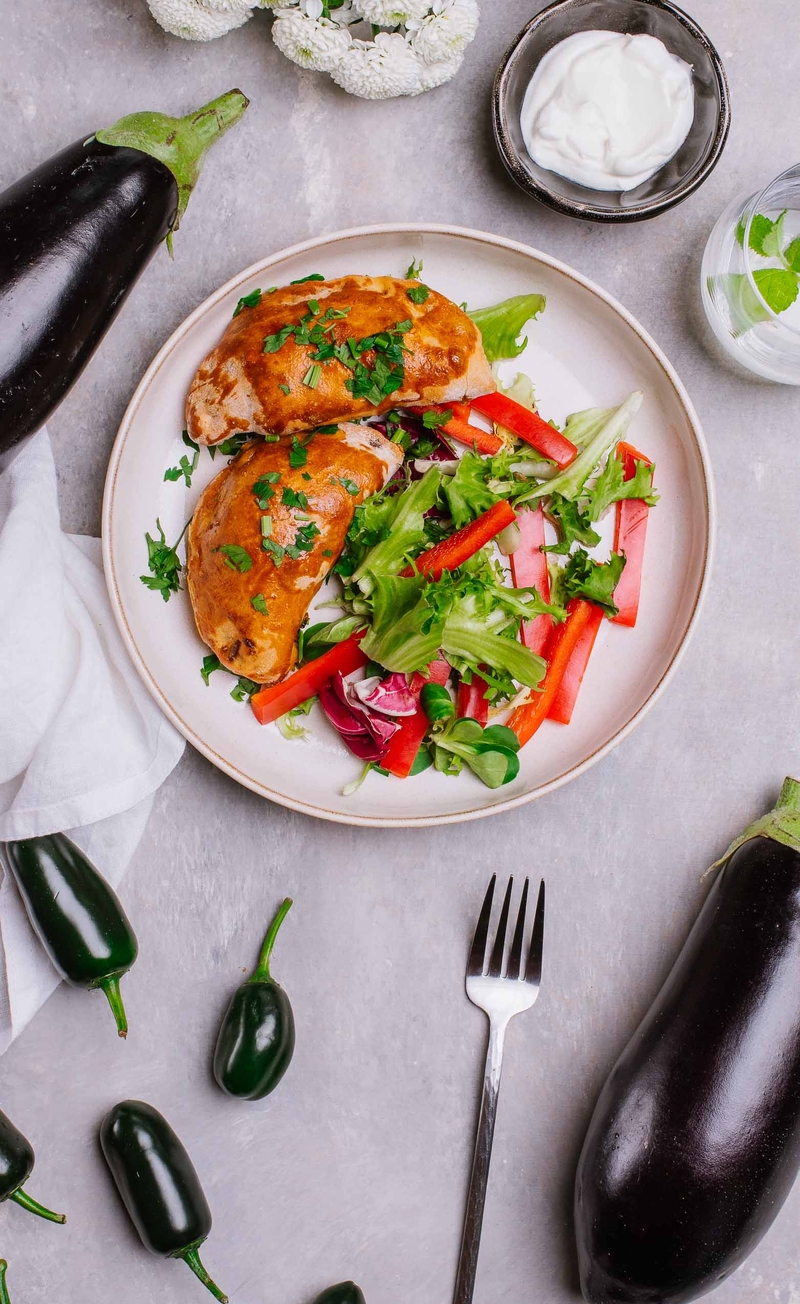 Argentyńskie pierożki empanadas z jagnięciną, bakłażanem, ostrą papryczką jalapeno, świeże warzywa, kwaśna śmietana