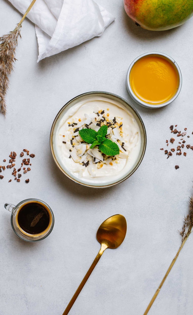 Wegański skyr mango, posypka kakaowo-orzechowa
