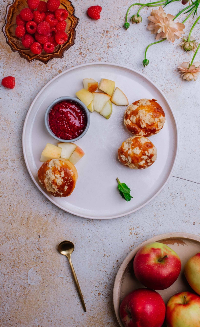 Proteinowe muffinki z kruszonką, dżem malinowy bez cukru, jabłko