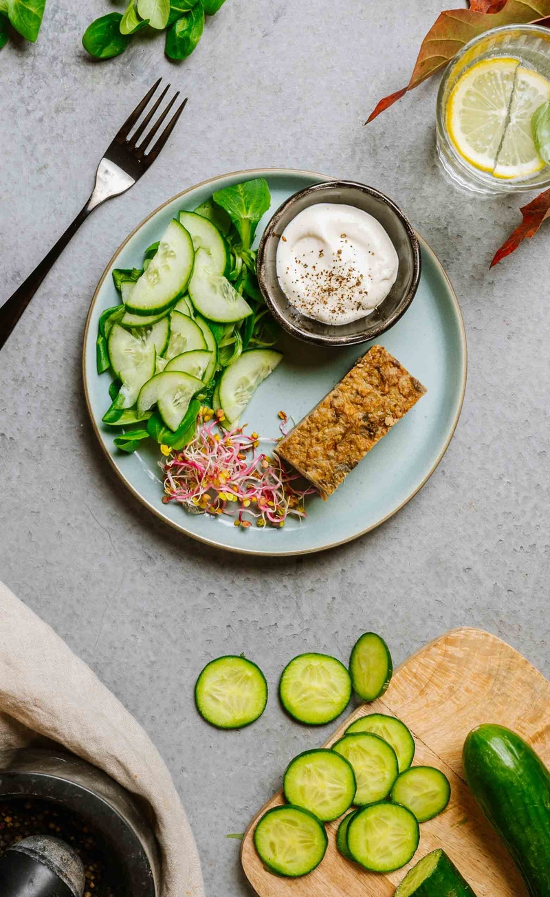 Keto pasztet z wątróbką i pieczarkami, sos majonezowy, ogórek z roszponką