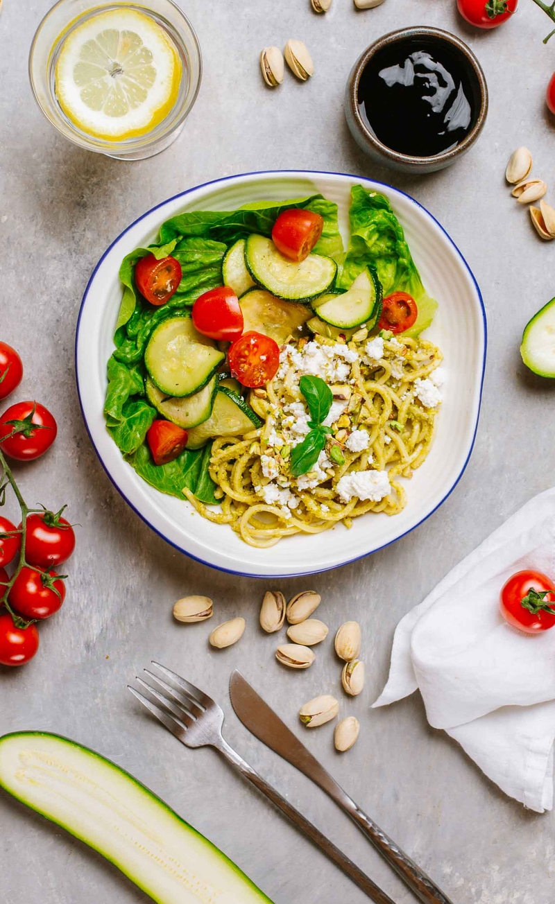 Świeży makaron spaghetti z pesto di pistacchio i ricottą, sałatka z grillowaną cukinią w balsamico