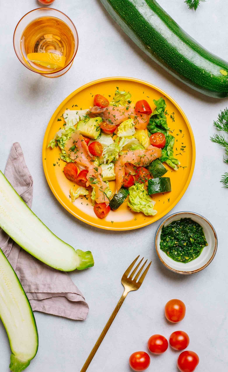 Sałatka z wędzonym łososiem, sałatą rzymską i pieczoną cukinią, pesto koperkowe