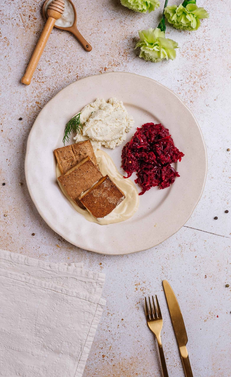 Steki z wędzonego tofu w sosie musztardowo-miodowym, twarogowe puree, buraczki zasmażane