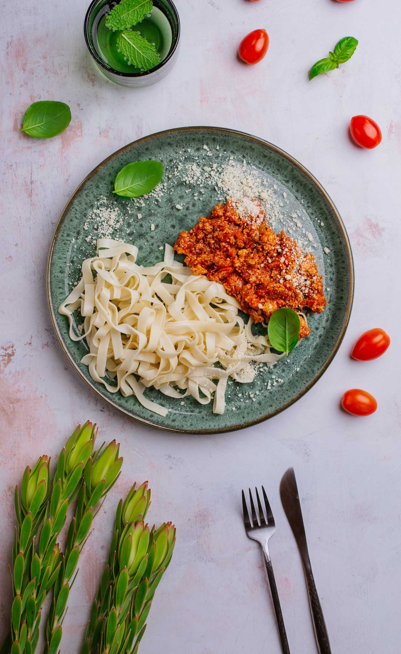 Makaron tagliatelle z drobiowym sosem bolognese i parmezanem