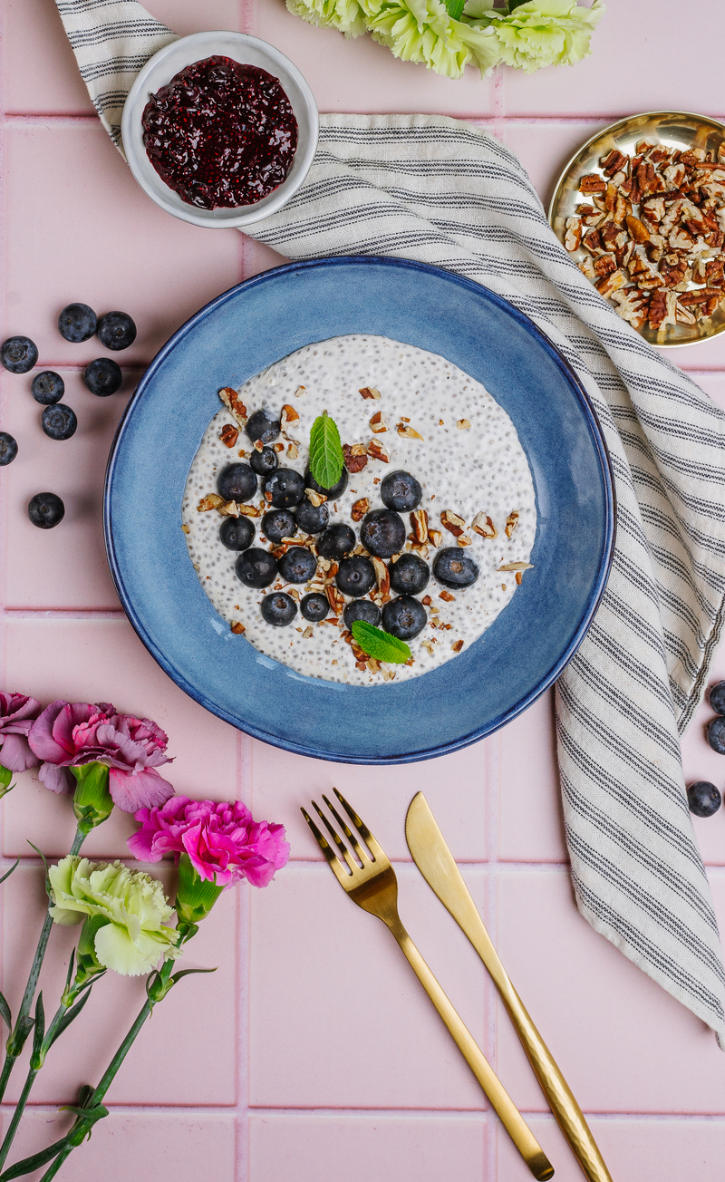 Keto pudding słony karmel z orzechami pekan, konfitura z czarnej porzeczki, borówki