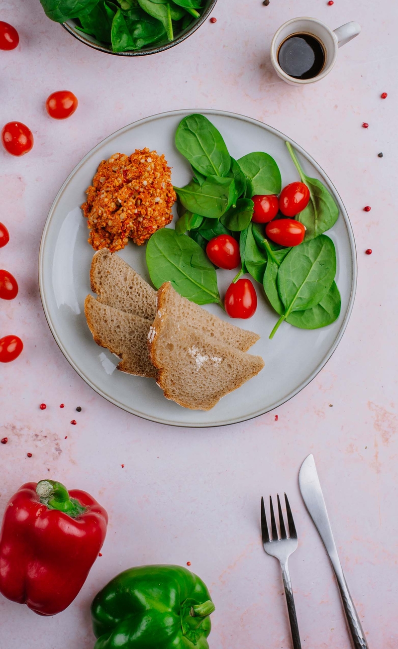Słonecznikowa pasta pomidorowo-paprykowa, chleb żytni razowy, szpinak baby z pomidorkami