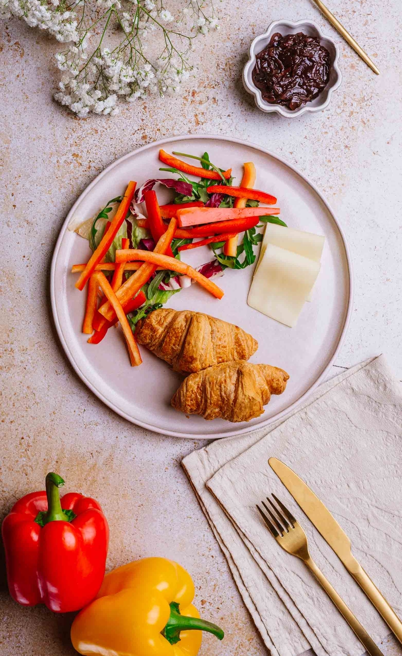 Mini croissanty z serem Edamskim i konfiturą cebulową, świeże warzywa