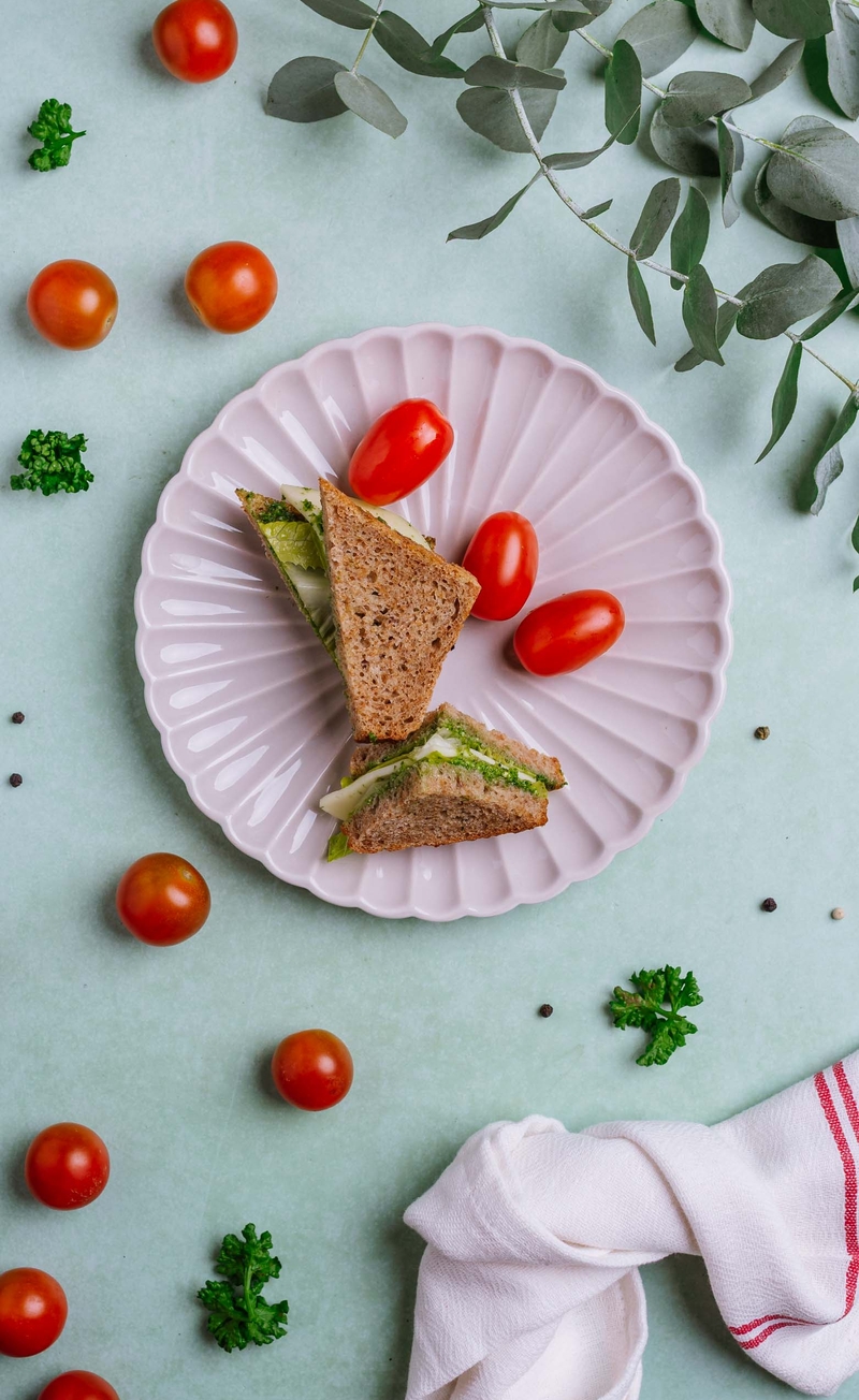Kanapka z mozzarellą i pietruszkowym pesto, pomidorki