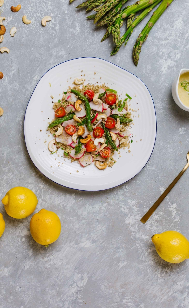 Tabbouleh ze szparagami, komosą ryżową i nerkowcami, dressing z cytryną i miodem