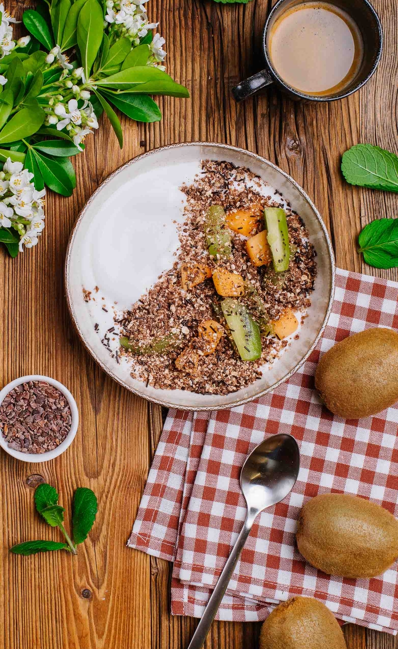 Granola z wiórkami czekolady, gęsty jogurt kokosowy, melon, kiwi