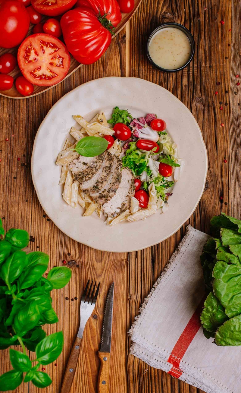 Bezglutenowy makaron cacio e pepe, plastry kurczaka, sałatka z sosem winegret