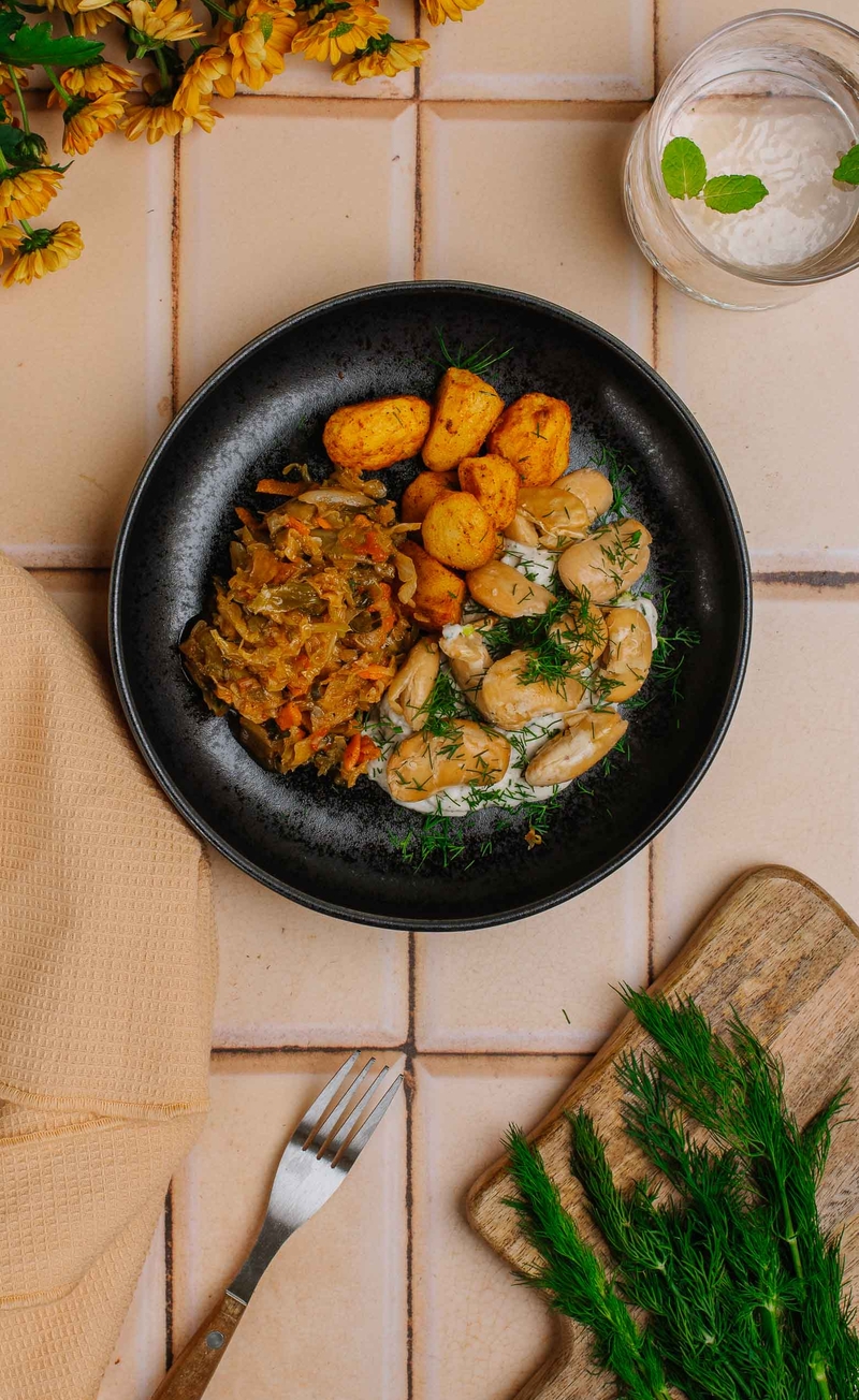 Fasola Jumbo duszona w koperku, młoda kapusta w pomidorach, ziemniaki z pieca