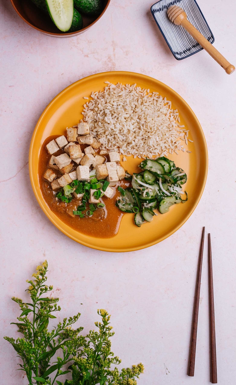 Tofu w glazurze miodowo-sojowej z boczniakami, brązowy ryż, ogórki po azjatycku z kiełkami fasoli mung