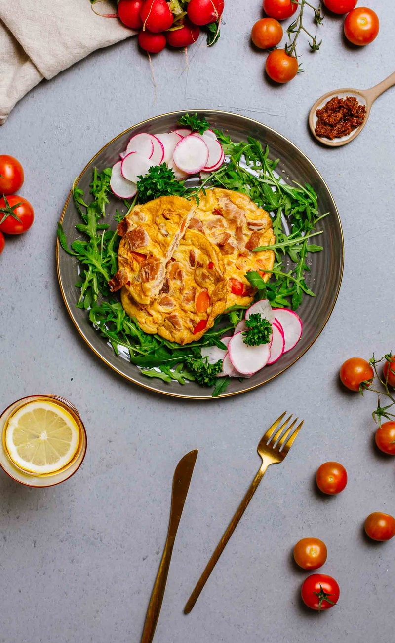 Omlet z szynką dojrzewającą i papryką, pesto z suszonych pomidorów, świeże warzywa