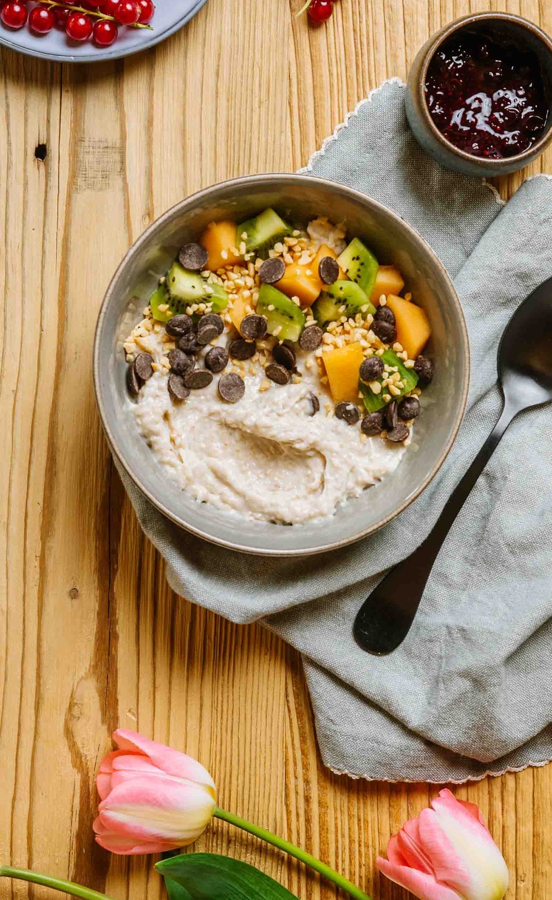 Owsianka bananowa z chocolate chips, konfitura z czarnej porzeczki, kiwi, melon