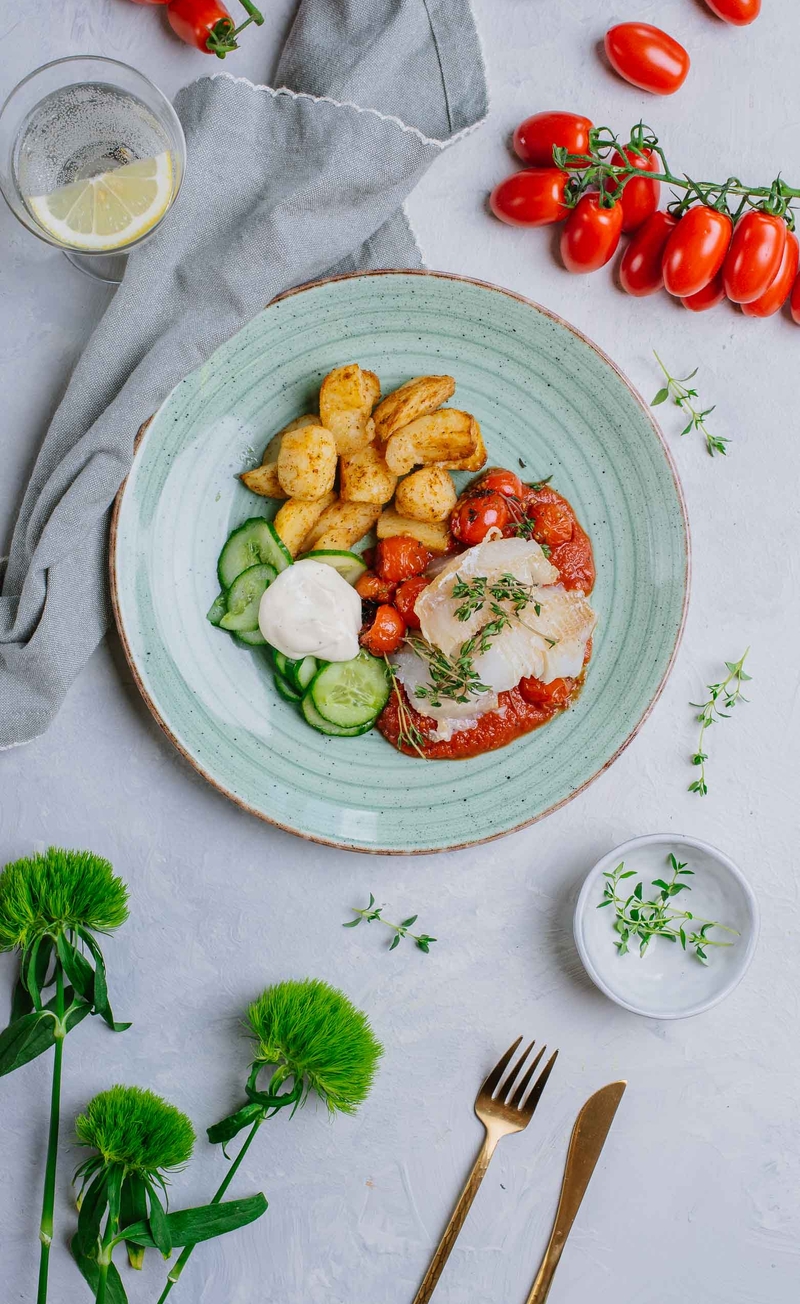 Karmazyn w pomidorach z tymiankiem, pieczone ziemniaczki, mizeria