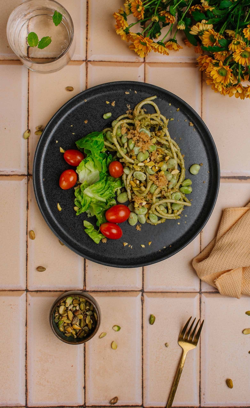 Sycylijska pasta w pistacjowym pesto z bobem i rumianą bułką tartą