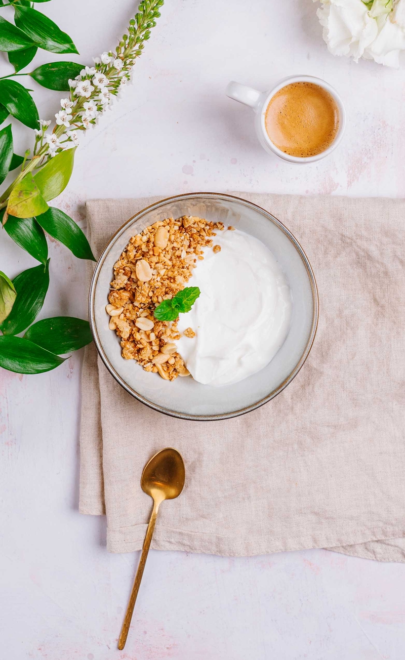 Proteinowa granola z orzechami, skyr naturalny