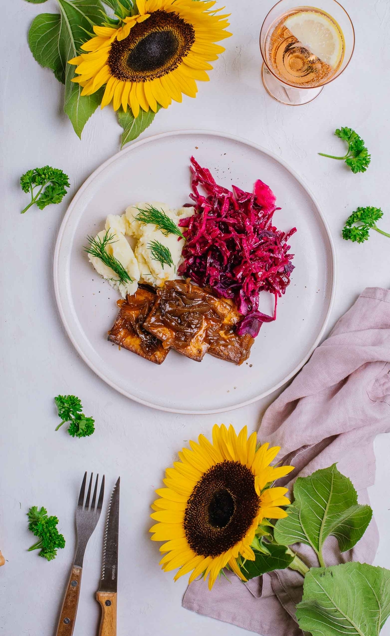 Stek z wędzonego tofu z karmelizowaną cebulką, puree ziemniaczane z koperkiem, surówka z czerwonej kapusty