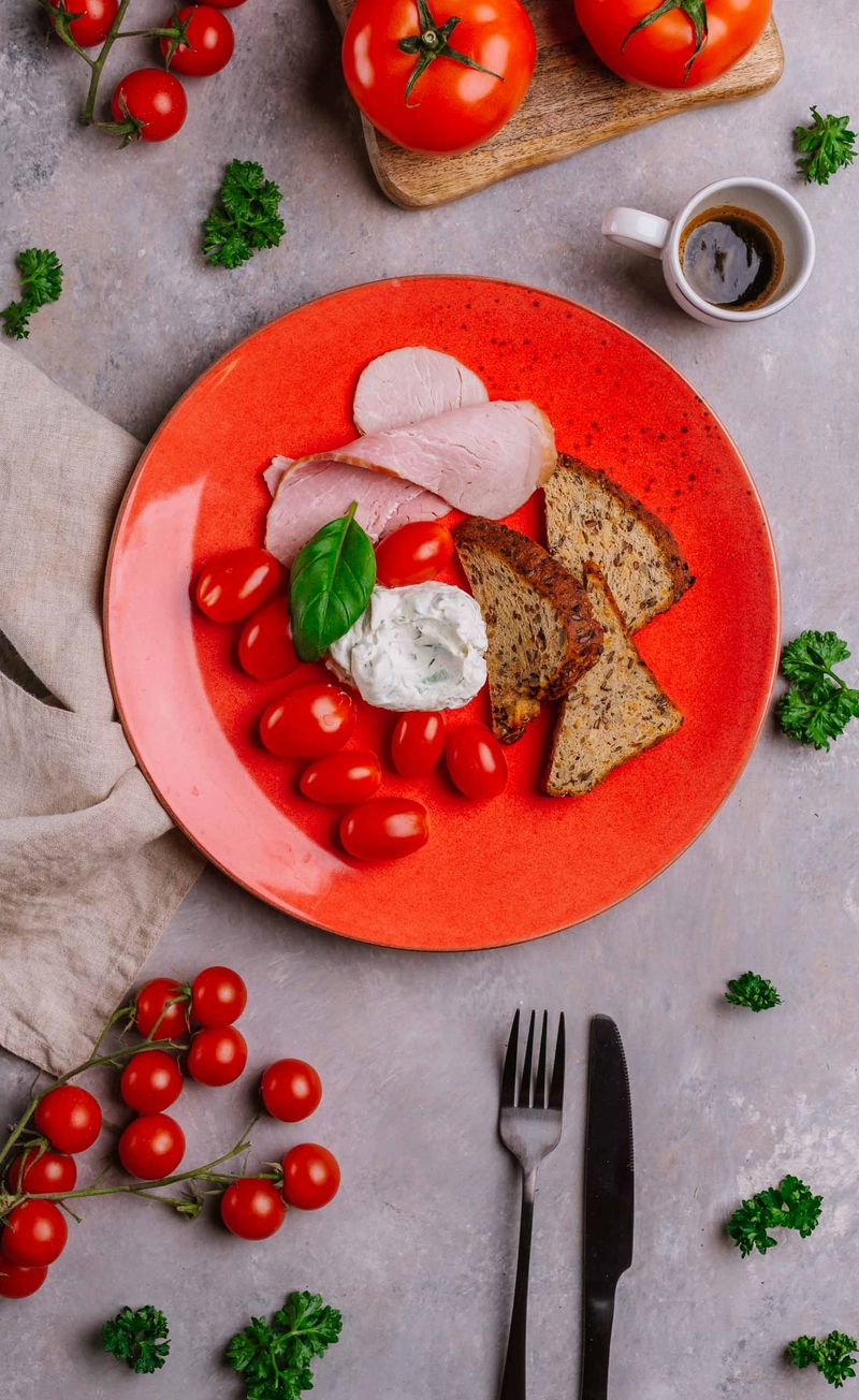 NTFY_SN_L_Zestaw śniadaniowy: chleb proteinowy, lekki twarożek z ziołami, szynka, pomidorki