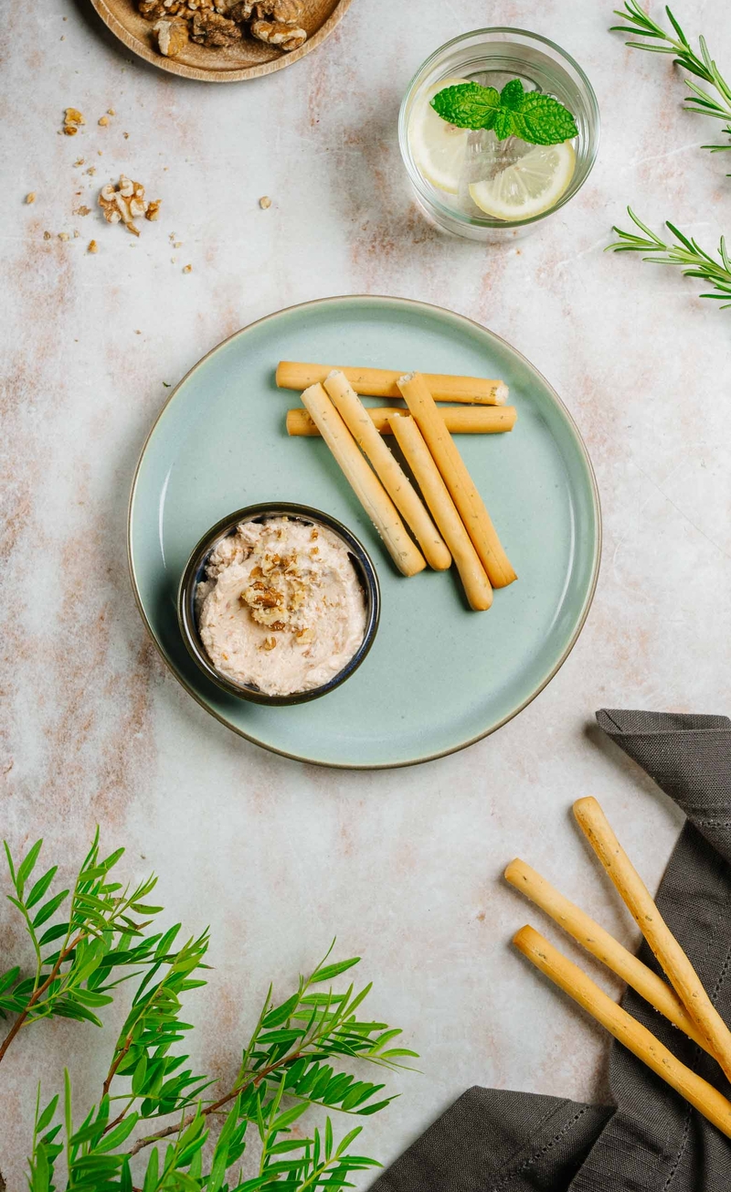 Kremowe pesto z ricottą i orzechami włoskimi, grissini z rozmarynem