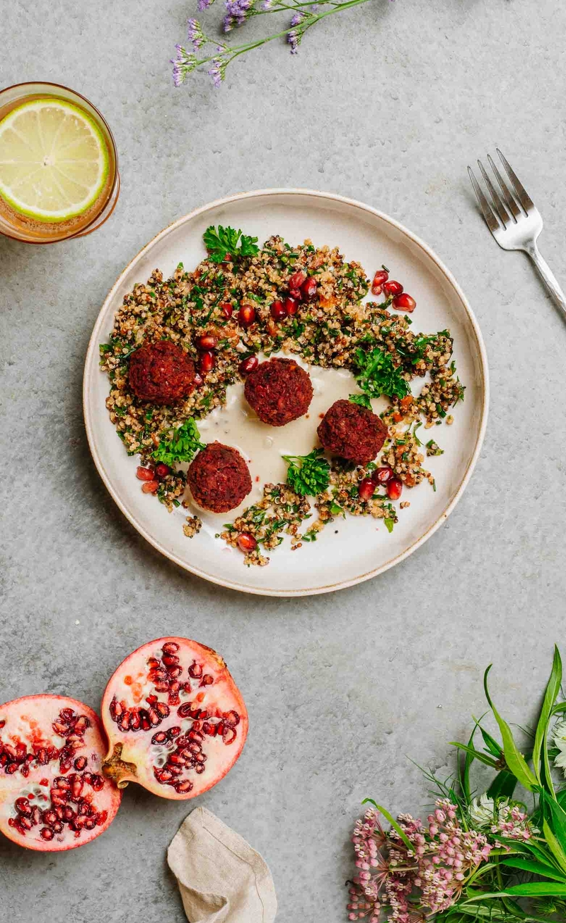 Buraczkowe falafele w wegańskim śmietanowym sosie z tahini, tabbouleh z komosą ryżową, granatem i natką pietruszki