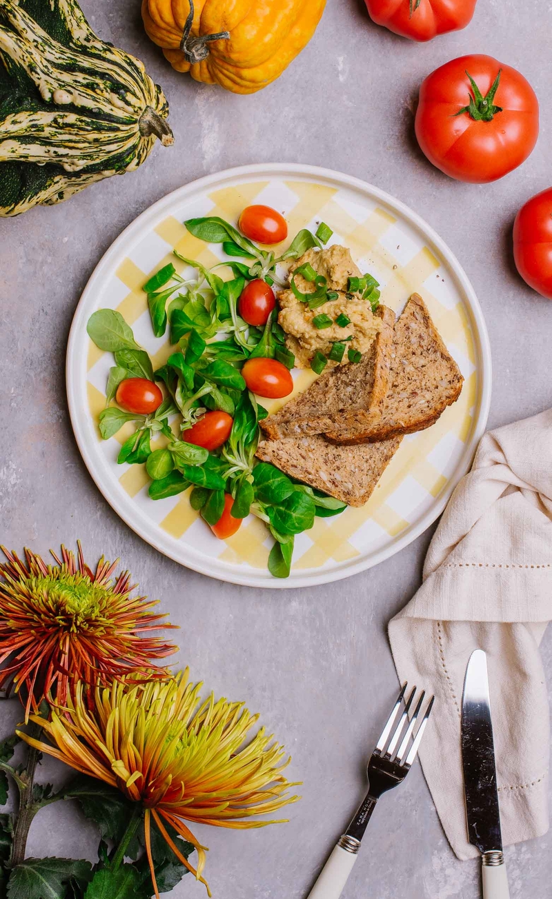Pasta z karmelizowaną dynią i prażonymi nerkowcami, chleb owsiany, świeże warzywa