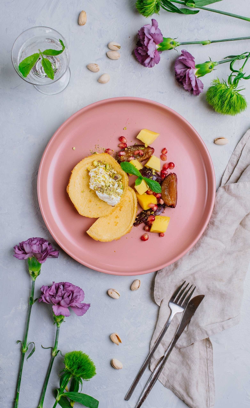 Dutch baby z mango, śliwkami, granatem i waniliowym mascarpone