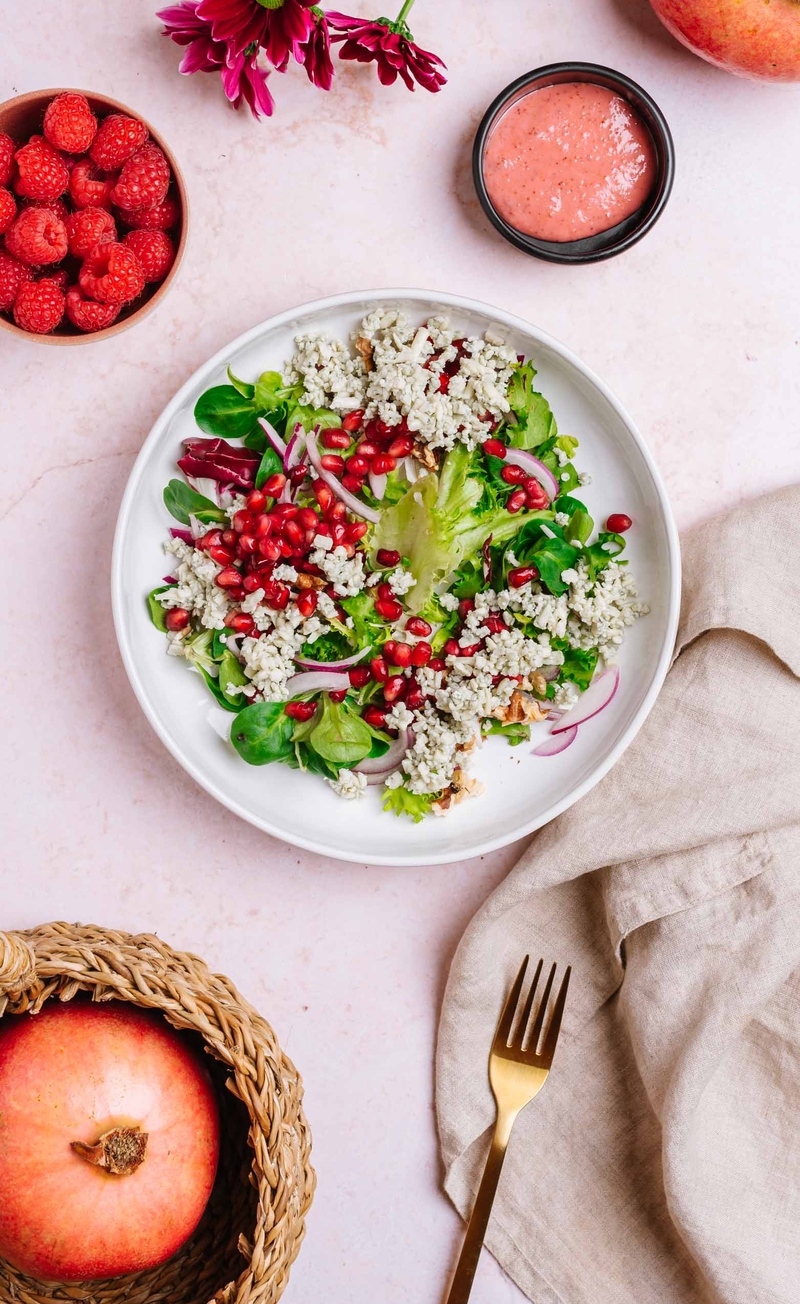 Sałatka z serem Lazur, czerwoną cebulą, orzechami włoskimi i granatem, malinowy dressing