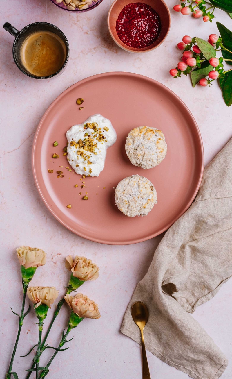 Waniliowe muffiny twarogowe, jogurt z prażonymi pistacjami, chutney malinowy