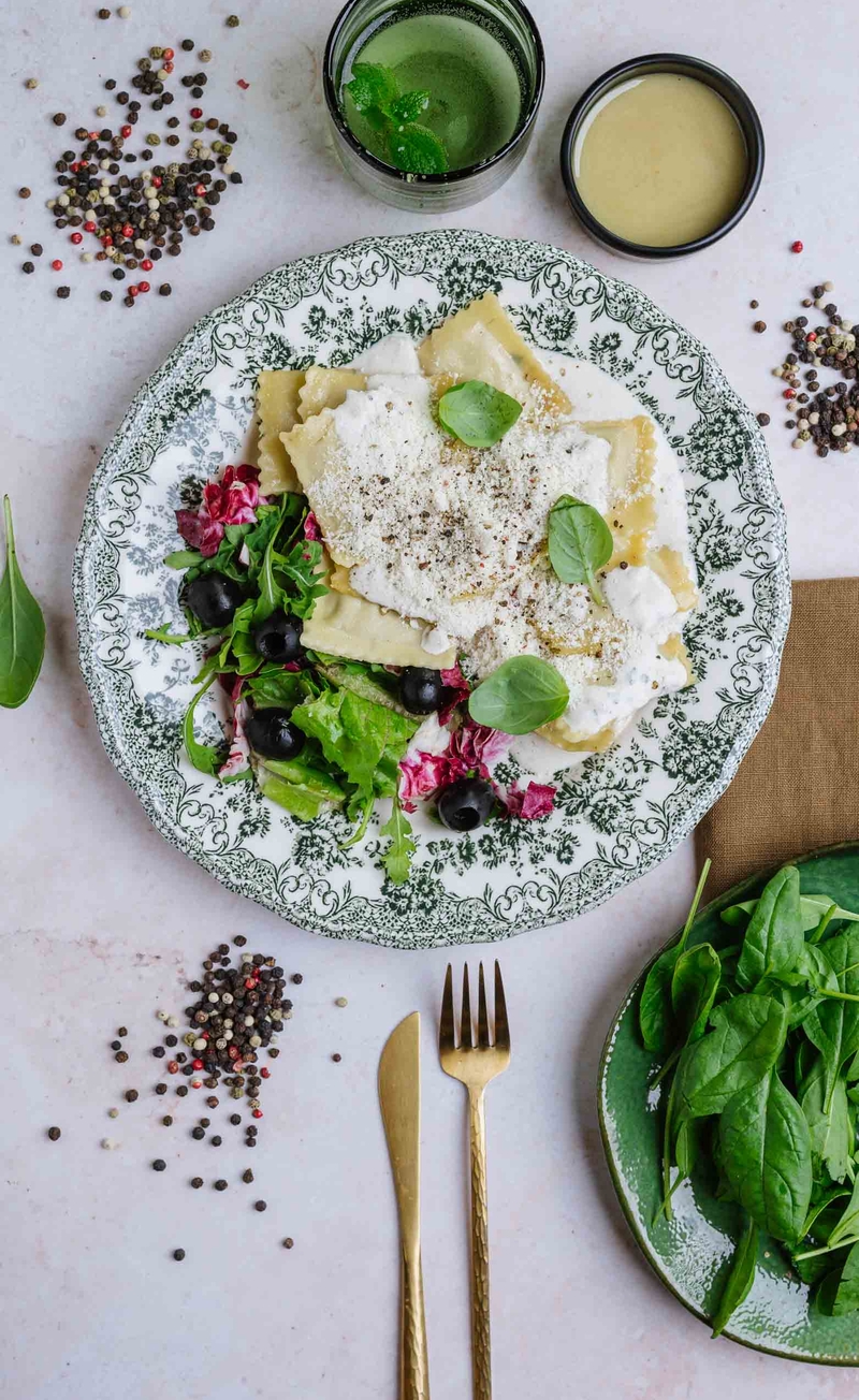 Ravioli z borowikami w kremowym sosie śmietankowym z kolorowym pieprzem, świeże sałaty z oliwkami, winegret z oliwą rozmarynową