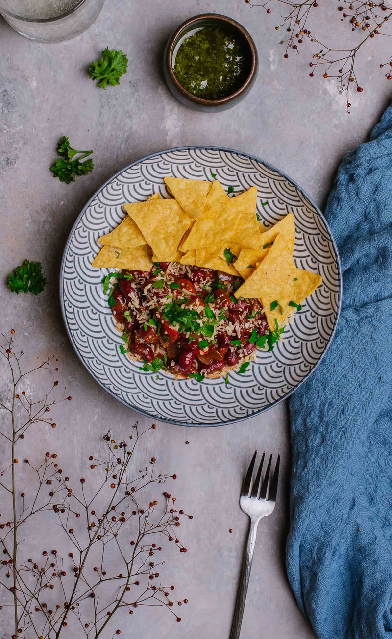 Meksykański gulasz z czarnej fasoli z serem cheddar, salsa verde, nachosy