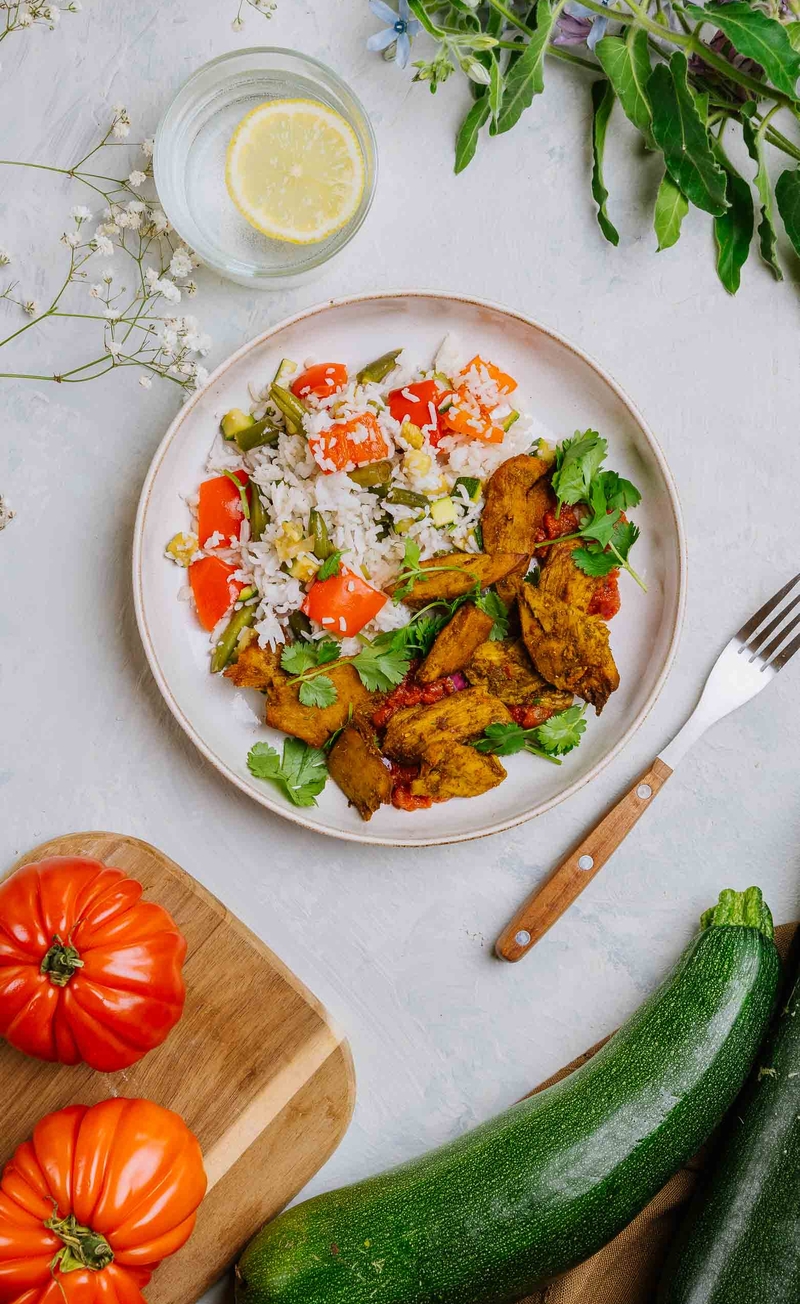 Roślinne chicken madras, smażony ryż z warzywami