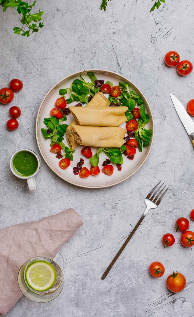 Naleśniki razowe z pastą z serka koziego i suszonych pomidorów, sałatka z pomidorkami i żurawiną, pesto pietruszkowe