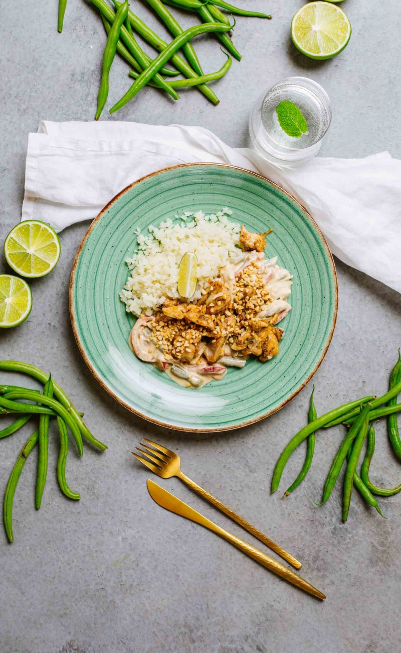 Keto tajskie curry z kurczakiem, papryką i fasolką szparagową, ryż z kalafiora