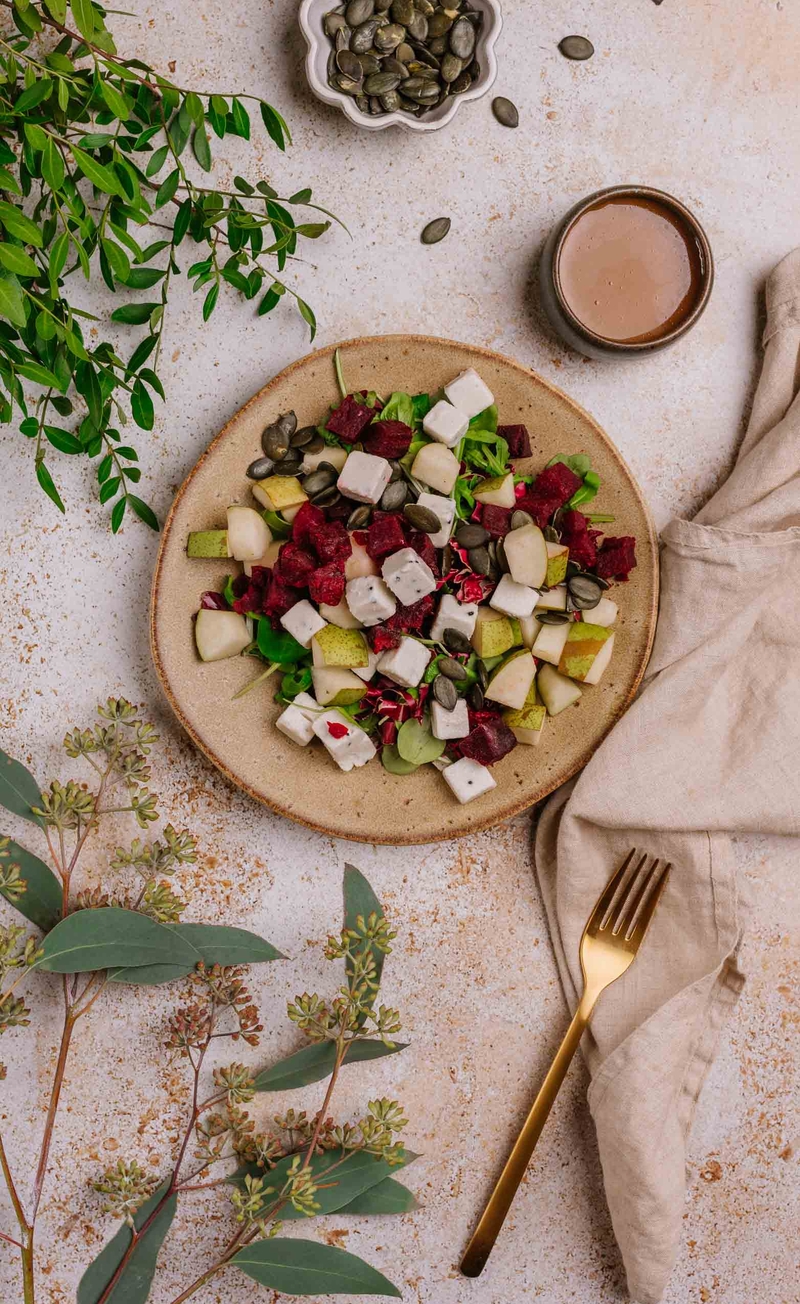Sałatka z roślinnym serem Kościńskim z czarnuszką, burakiem, gruszką i prażonymi pestkami dyni, dressing balsamico