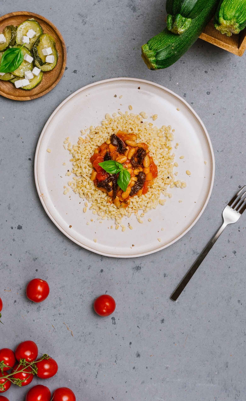 Gulasz pomidorowy z greckim serem i białą fasolką, kasza bulgur, grillowana cukinia z suszonymi pomidorami