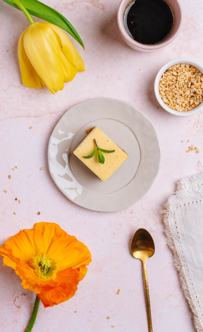 Sernik na orzechowym spodzie