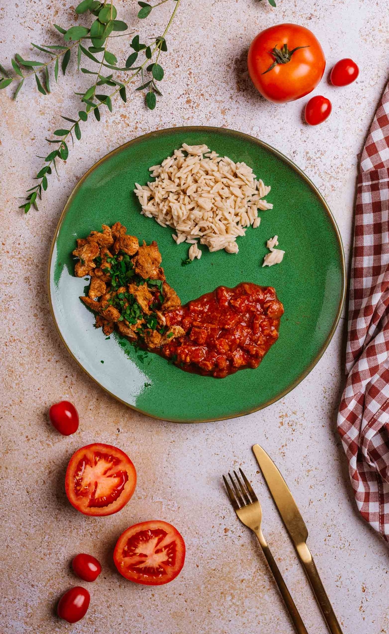 Kurczak w pomidorowym sosie z chorizo, razowy makaron orzo