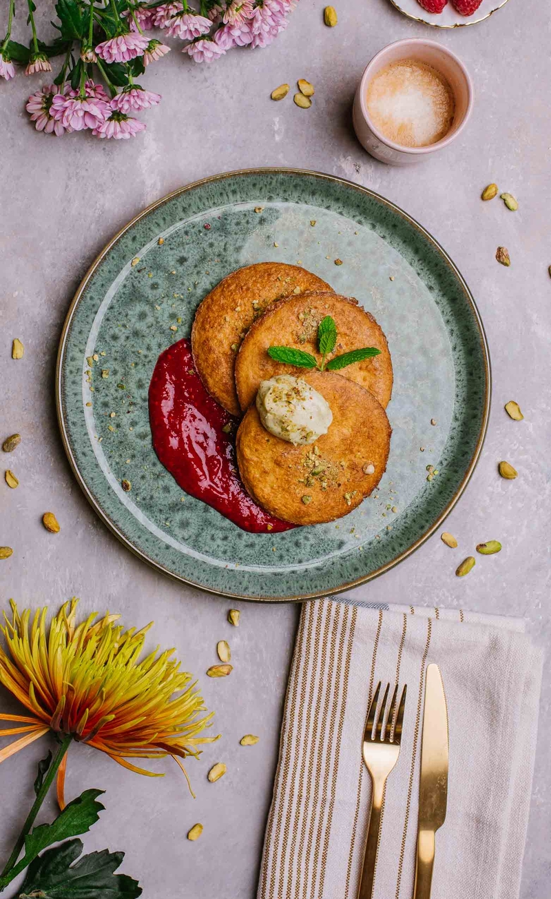 Keto mascarpone pancakes, pasta pistacjowa, mus malinowo-wiśniowy