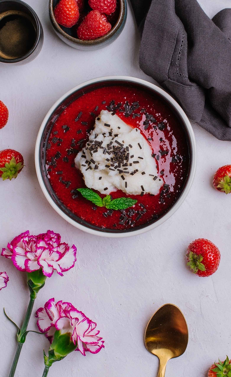 Pudding z kaszy manny z gorzką czekoladą, mus truskawkowo-malinowy