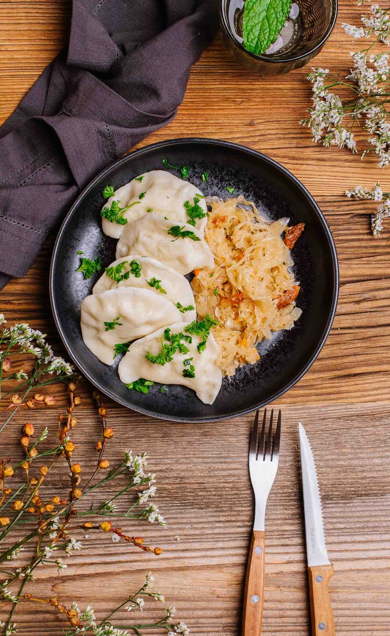 Pierogi z ziemniakami i serem, kapusta zasmażana