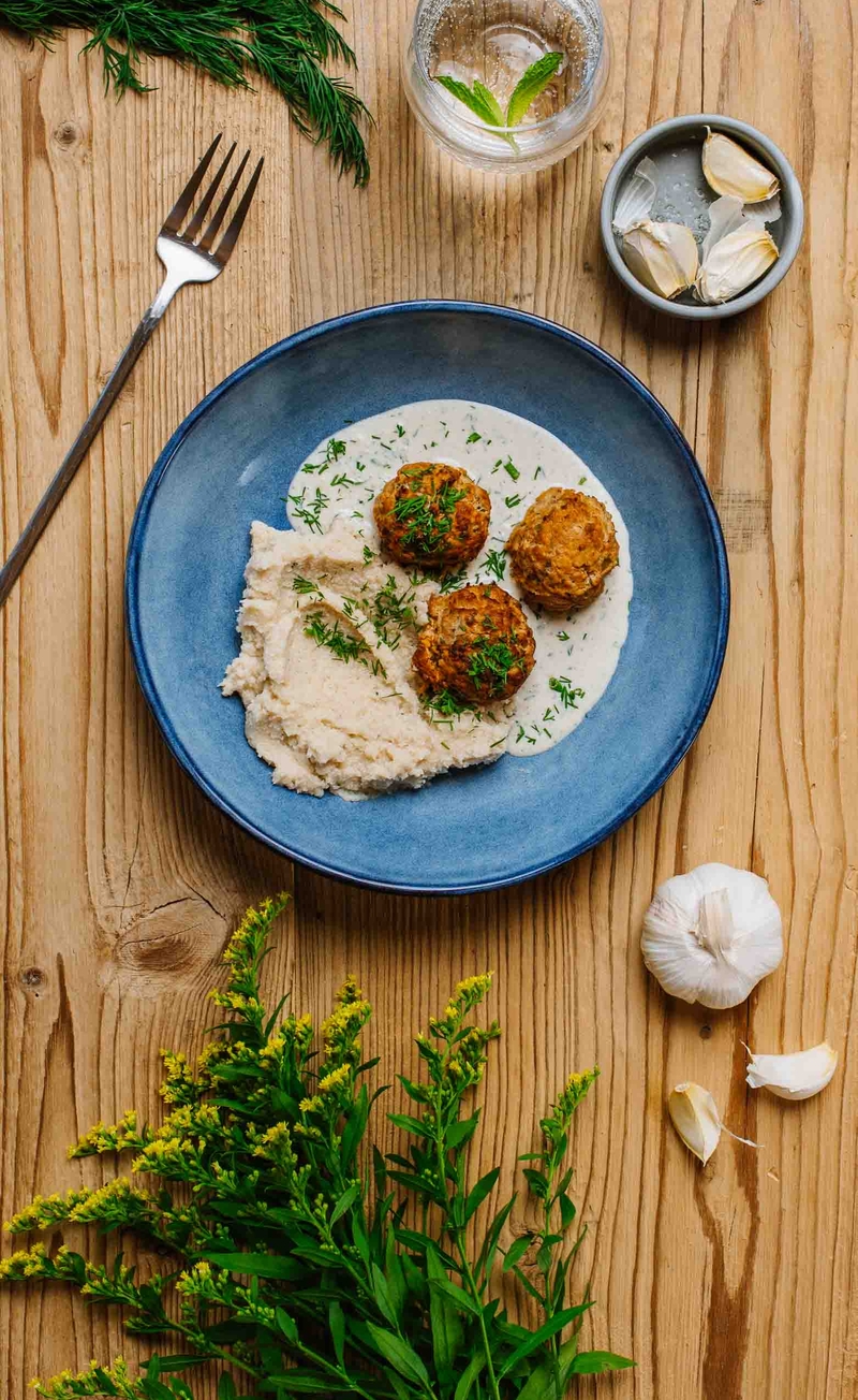 Keto bifteki, sos z pieczonym czosnkiem i koperkiem, puree pietruszkowe
