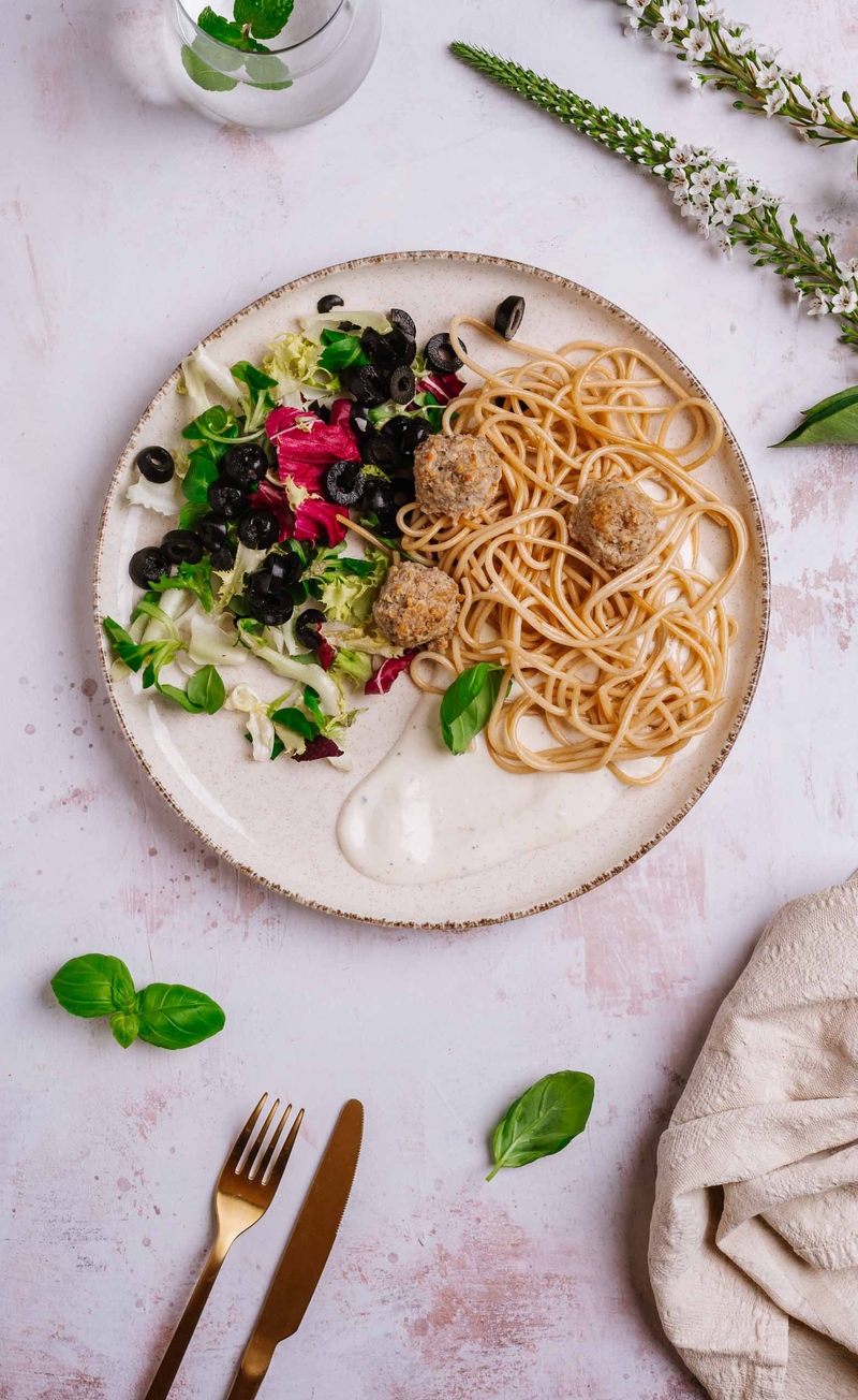 Pełnoziarniste spaghetti Alfredo z klopsikami, mix sałat z oliwkami